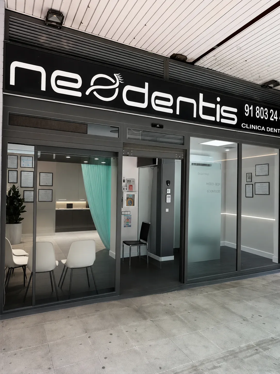 Fachada de Clínica Dental Neodentis en Tres Cantos