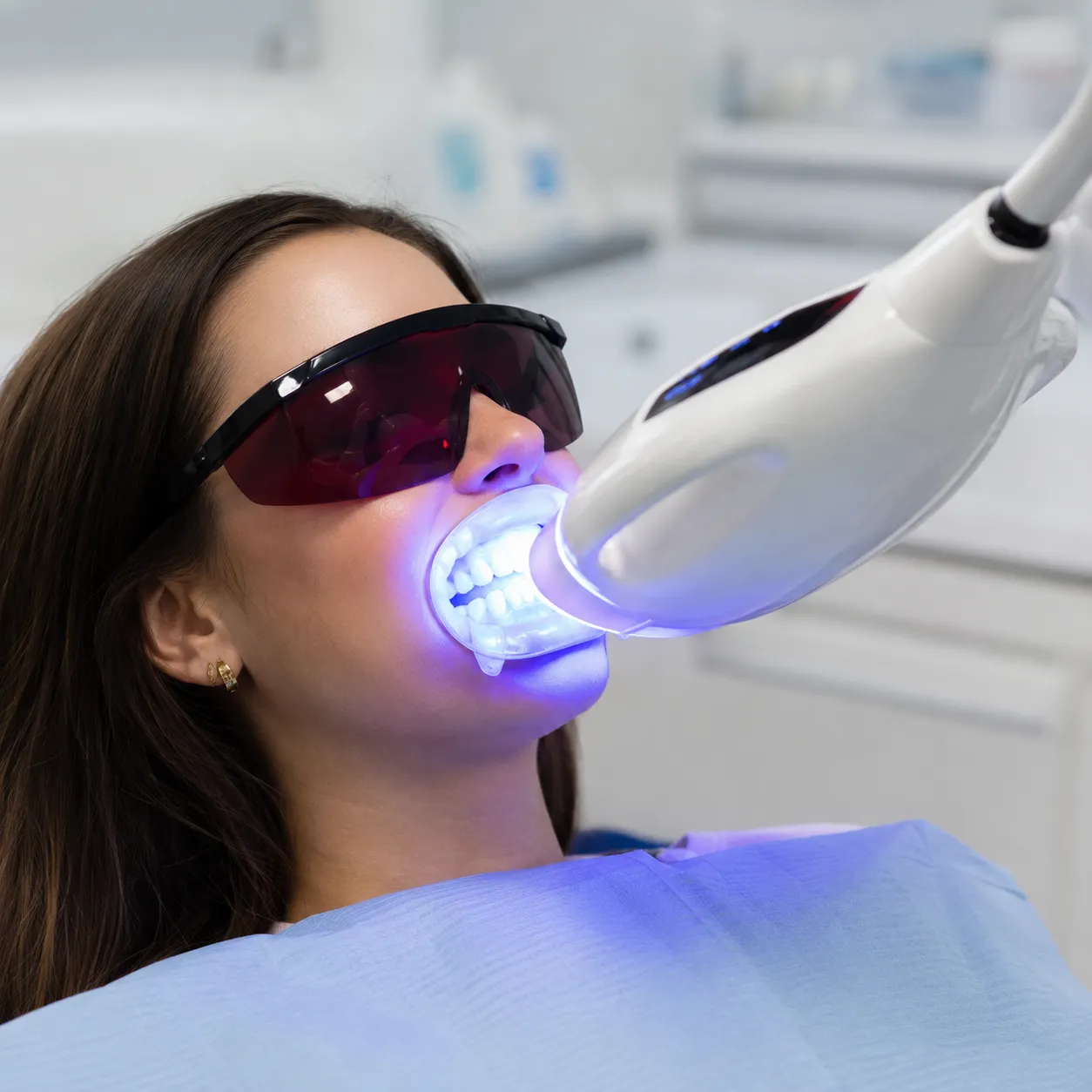 Sesión de blanqueamiento dental LED